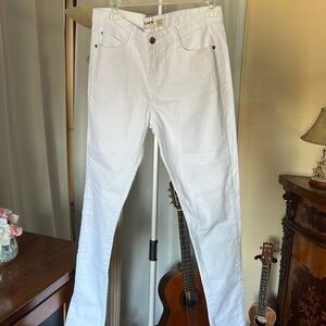 98% cotton, White Jeans 👖 Colour size USA 🇺🇸 size 8, like new with out tags,